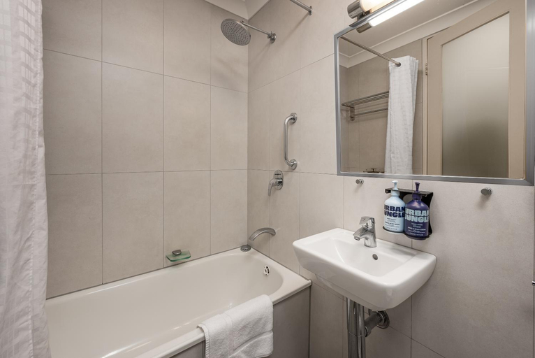 Bathroom 5, City Limits Hotel, Melbourne
