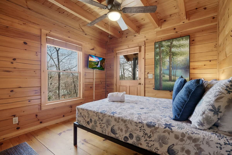 Room 2, Spacious Luxury Lake Blue Ridge Forest Cabin an spa, Fannin
