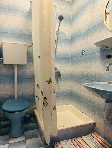 Bathroom 5, Hana Apartments
