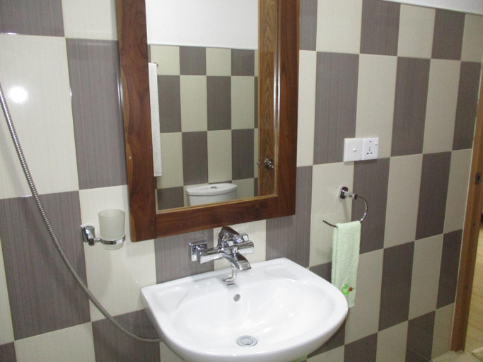 Bathroom 2, Peacock Lake Villa, Hingurakgoda