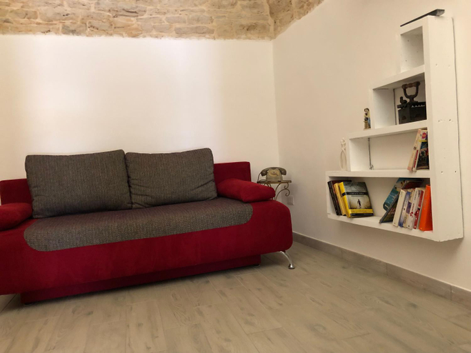Others 5, La piccola casa di Tania in via Fiore, Bari