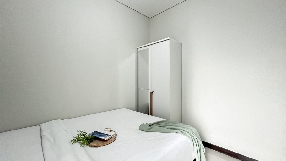 Bedroom, Well Designed and Comfortable 3BR Nifarro Park Apartment By Travelio, Jakarta Selatan