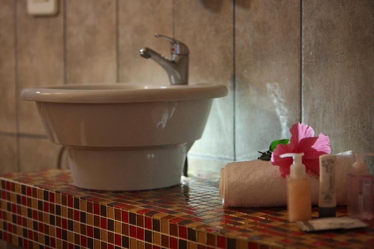 Bathroom 3, Emdoneni Lodge, Umkhanyakude