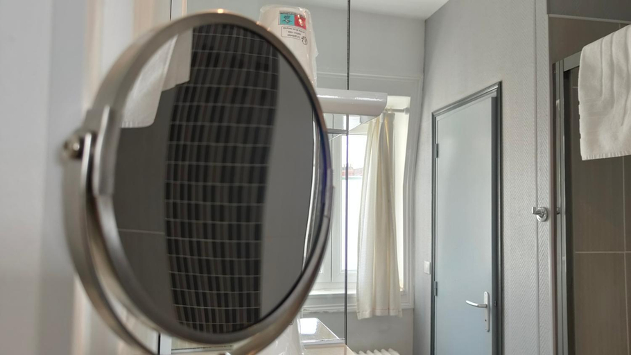 Bathroom 2, Hotel Saint Jean, Indre-et-Loire