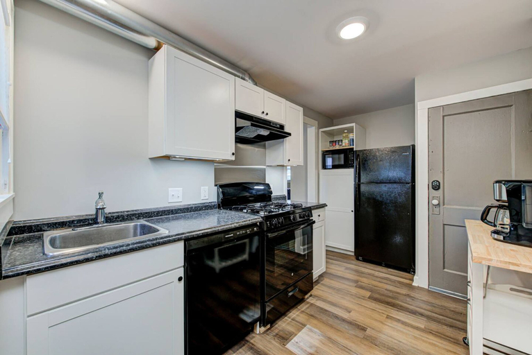 Room 4, Chic Spacious Downtown Retreat, Indianapolis