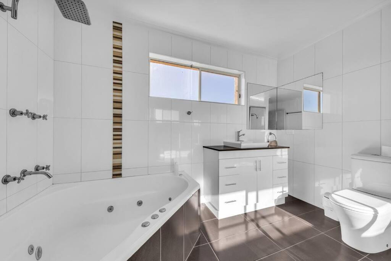 Bathroom 2, Baywatch Holiday Apartments, Bega Valley