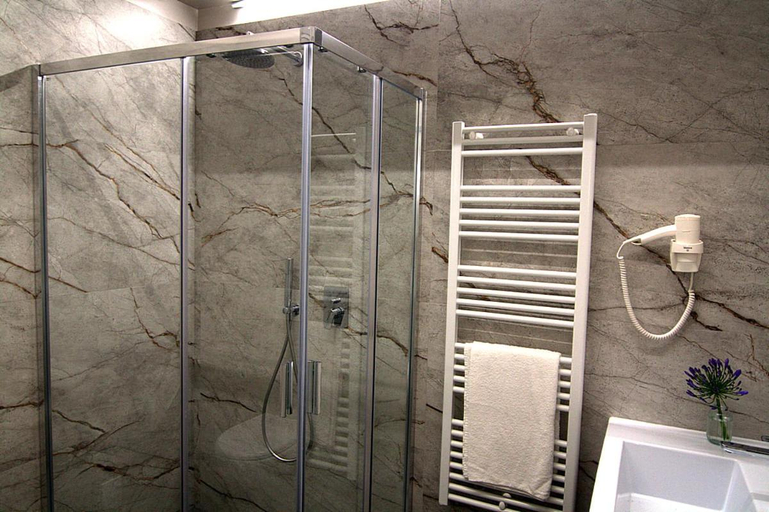 Bathroom 2, Giuliani Rooms, Ancona