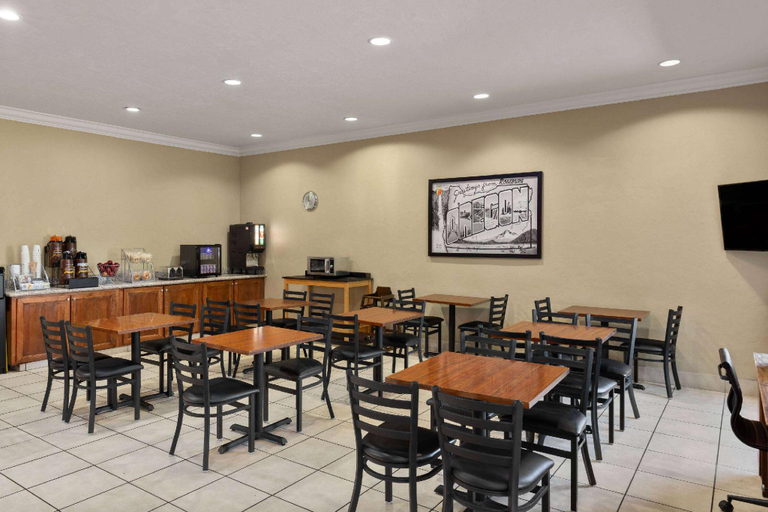 Food & Drinks 5, Super 8 by Wyndham Roseburg, Douglas