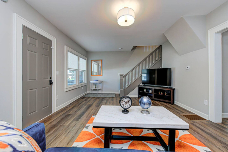 Room 3, Chic Spacious Downtown Retreat, Indianapolis