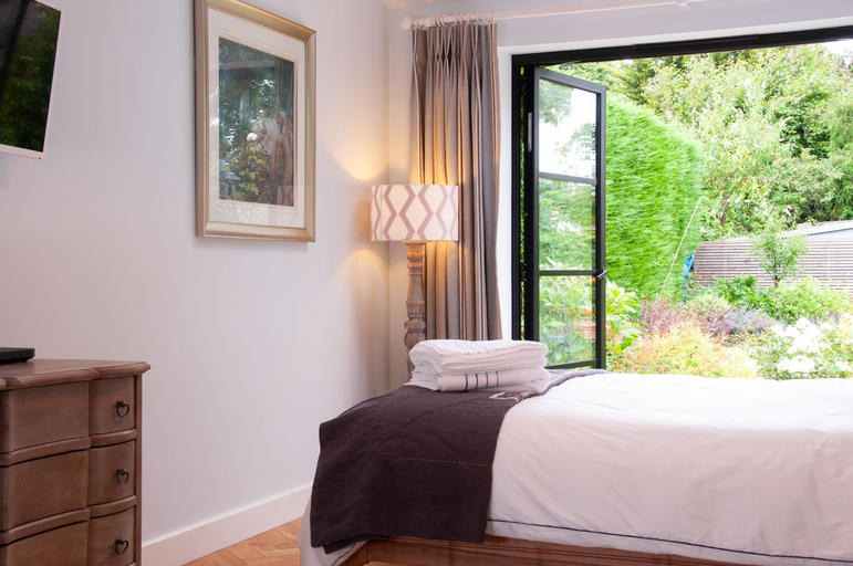 Others 3, Bosham - Separate and self-contained double garden suite, West Sussex