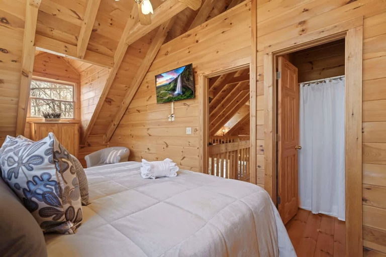 Room 4, Spacious Luxury Lake Blue Ridge Forest Cabin an spa, Fannin