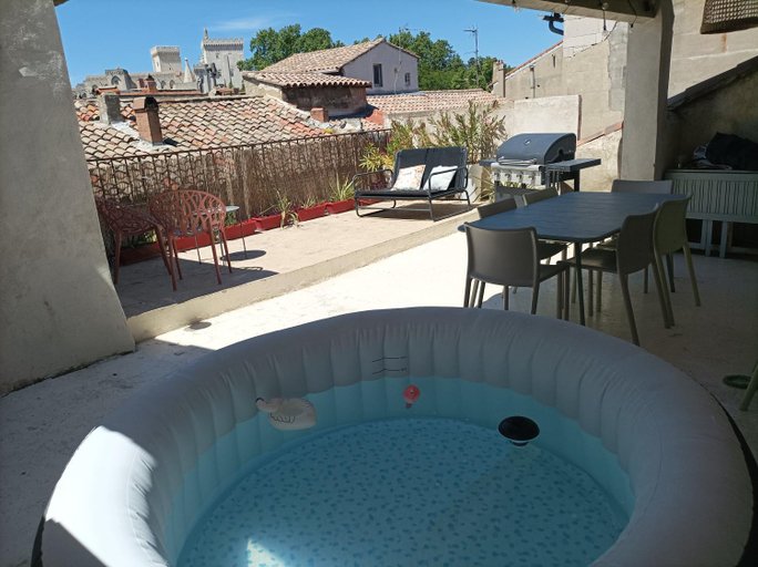 Sport & Beauty, Maison intra muros, clim, terrasses avec vue sur palais jaccuzzi et garage, Vaucluse
