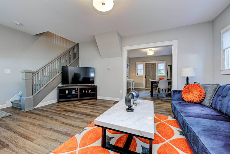 Room 2, Chic Spacious Downtown Retreat, Indianapolis