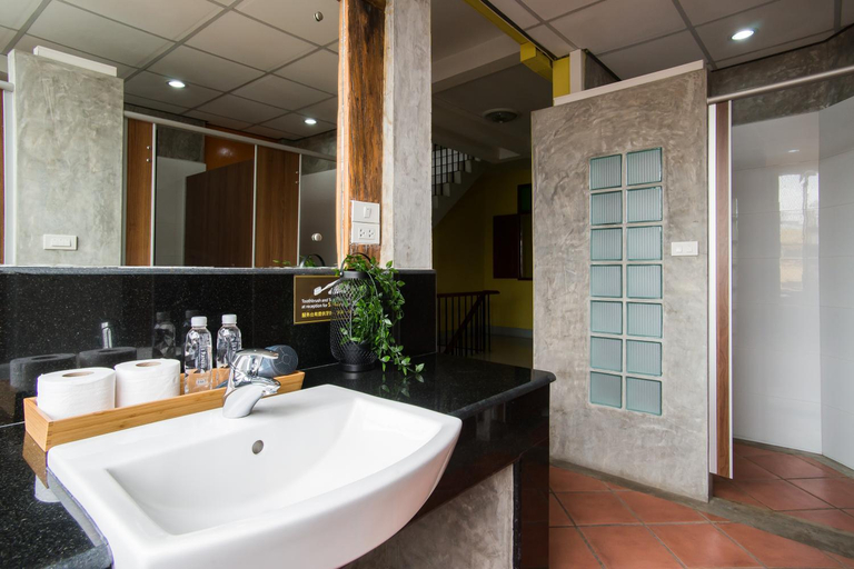Bedroom 5, Banthat Thong Hostel, Bang Rak