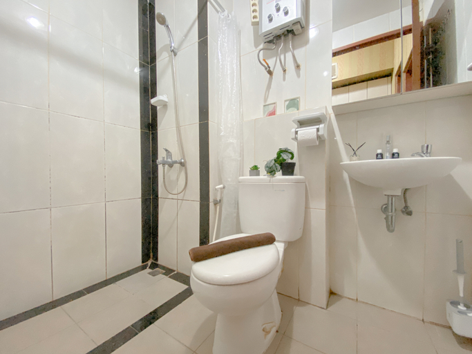 Bathroom 5, Cozy Studio Apartment @ Grand Kamala Lagoon By Travelio, Bekasi
