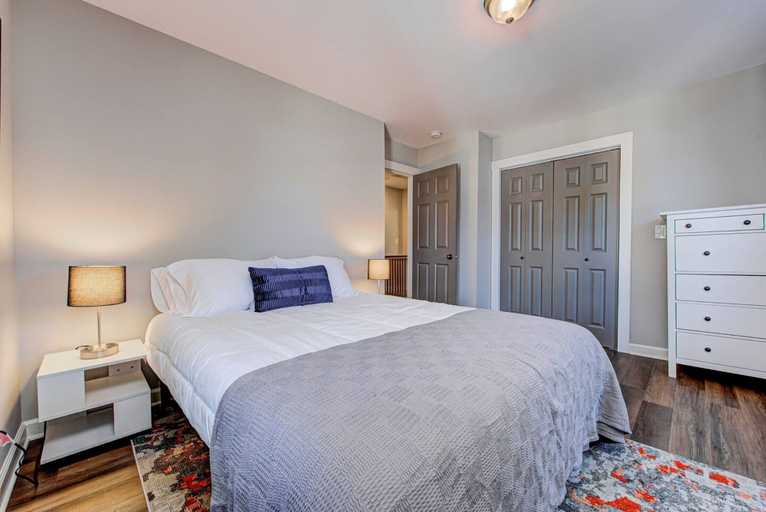 Room 5, Chic Spacious Downtown Retreat, Indianapolis
