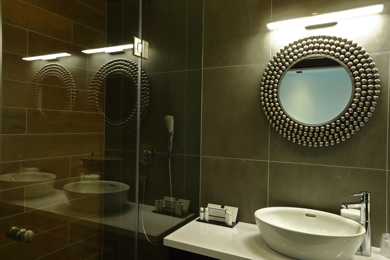 Bathroom 4, Zala Springs Golf Resort, Zalaszentgrót