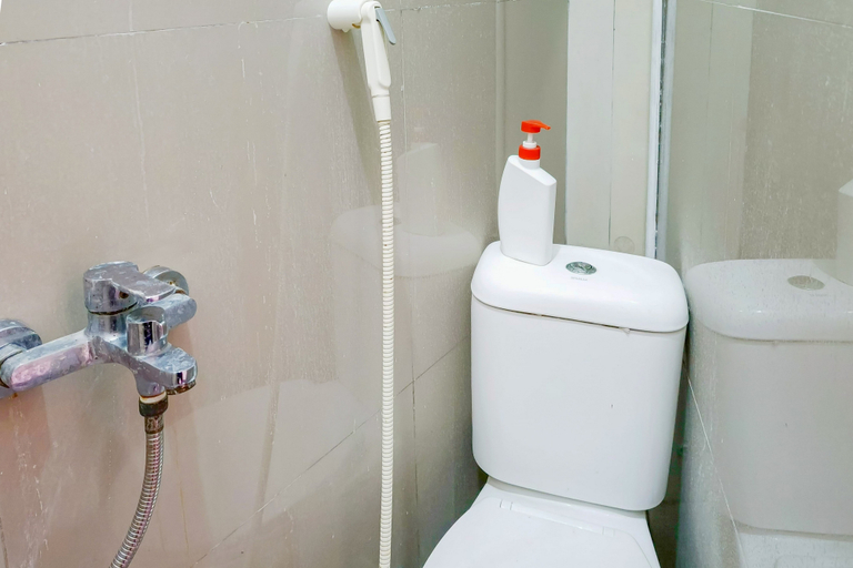 Bathroom 2, Kaku Maru Kostel Mitra RedDoorz, Tegal