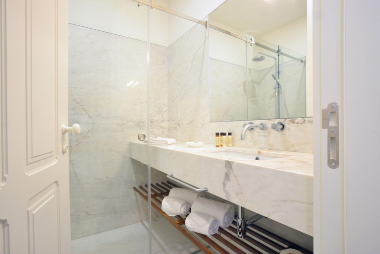Others 5, Market 3B in Oporto With 1 Bathrooms, Porto