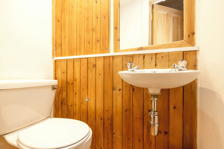 Bathroom 3, JOIVY Diagon Alley Apartment, Edinburgh