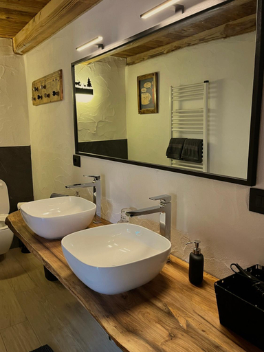 Bathroom 3, La famille d'Evian, Aosta