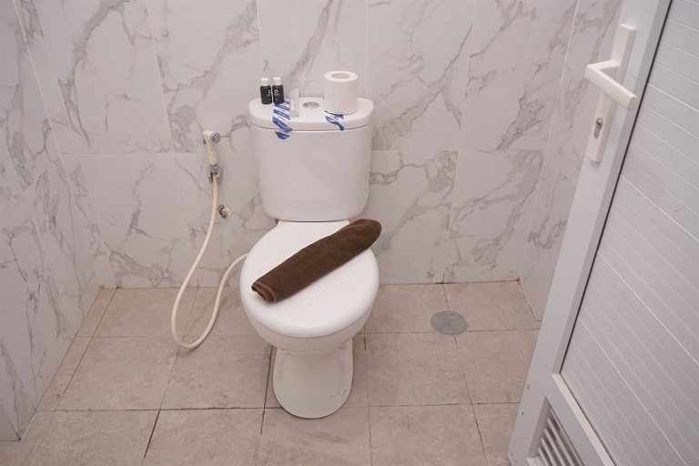 Bathroom 5, Comfy Designed Studio Apartment At Anwa Residence, Tangerang Selatan