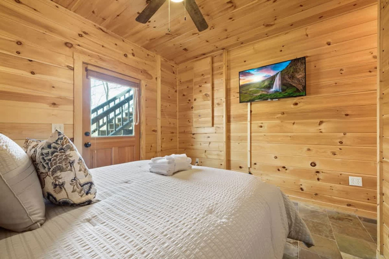 Room 5, Spacious Luxury Lake Blue Ridge Forest Cabin an spa, Fannin