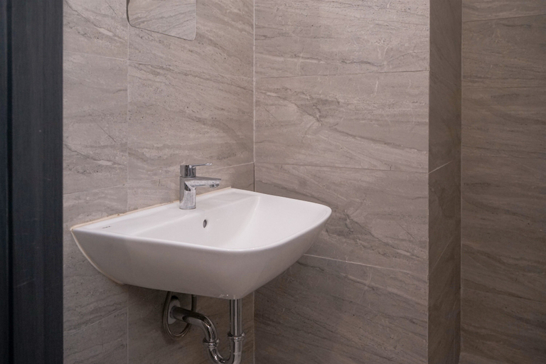 Bathroom 3, Modern And Comfy Studio At Collins Boulevard Apartment, Tangerang