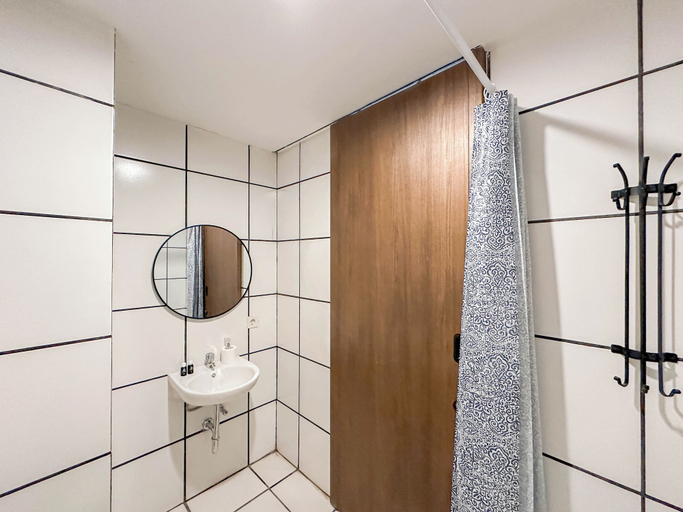 Bathroom 3, Minimalist Studio (No Kitchen) At The City Square Surabaya Apartment, Surabaya