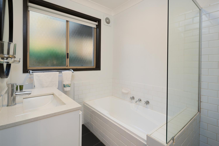 Bathroom 3, Harkham Lodge, Cessnock