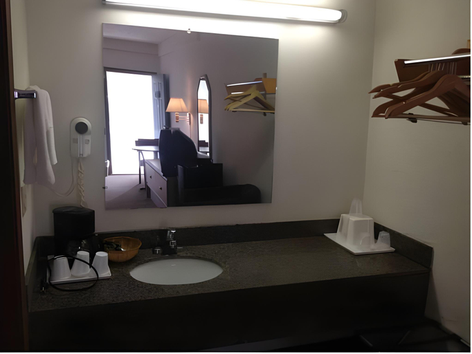 Bathroom 3, Alpine Valley Inn, White