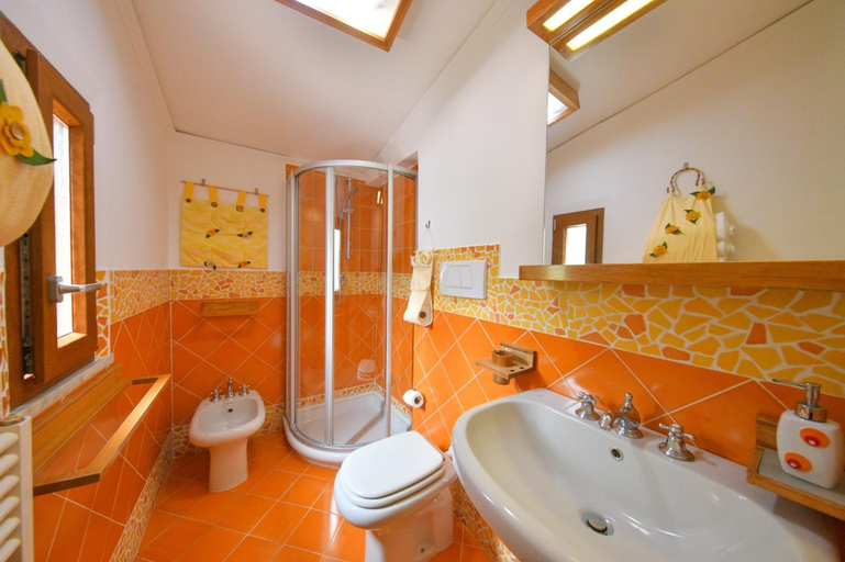 Bathroom 2, Villa Letizia, Napoli