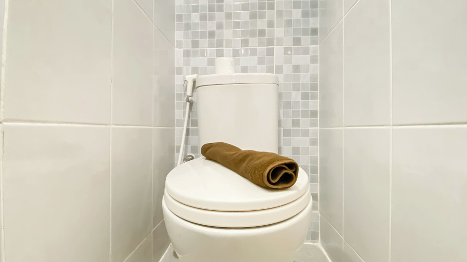Bathroom 3, Compact And Minimalist Studio At Tokyo Riverside Pik 2 Apartment, Tangerang