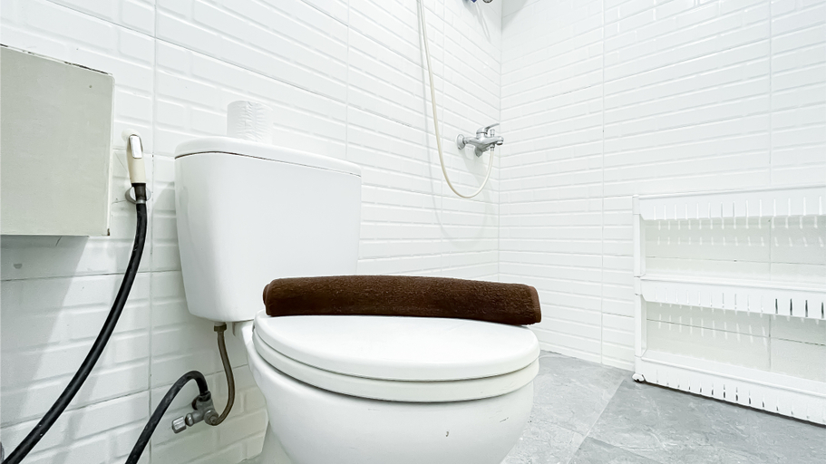 Bathroom 5, Cozy 1BR at Maple Park Sunter Apartment By Travelio, Jakarta Utara