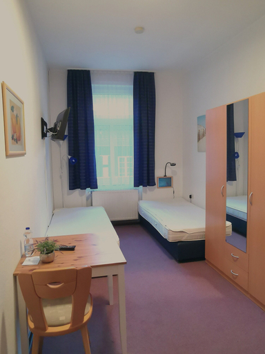 Bedroom 5, Hotel-Pension zum Hirsch, Main-Taunus-Kreis