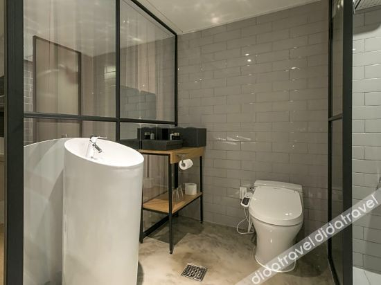 Others 5, Hotel Wolmido, Jung