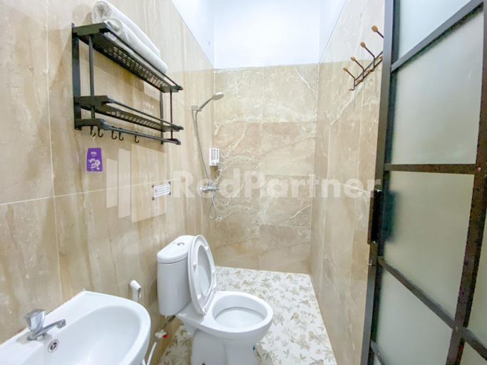 Bathroom 3, Capital O 92895 House N Caffe 55, Temanggung