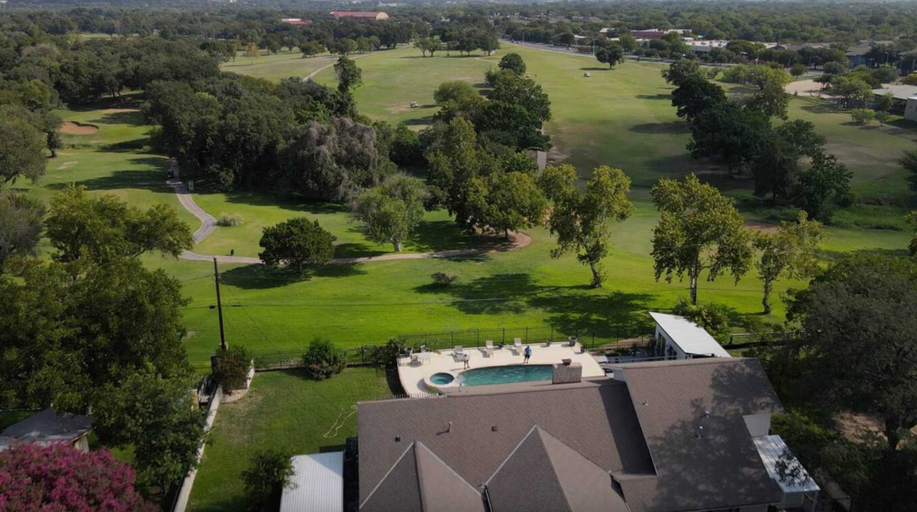 Room 2, Luxurious Modern Retreat With Private Pool Patio, Travis
