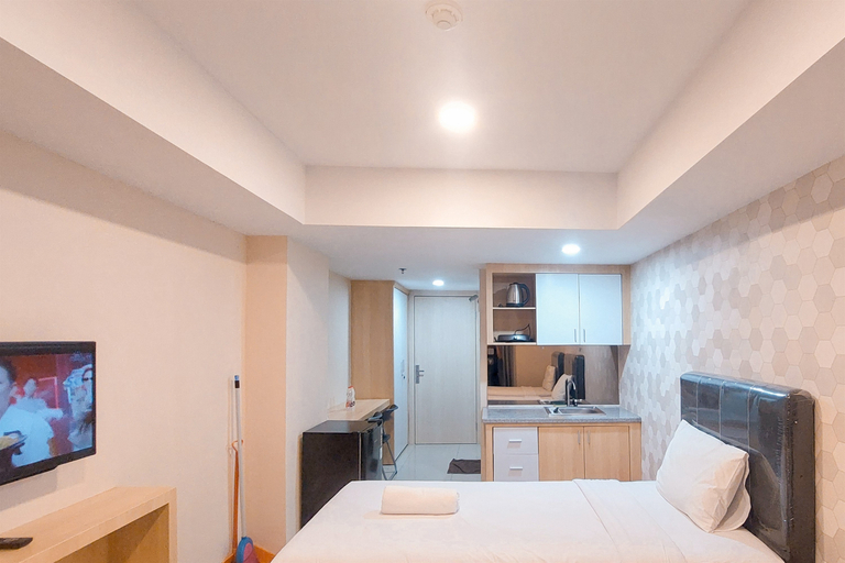 Bedroom, Cozy and Relaxing Studio Room at De Prima Apartment By Travelio, Medan