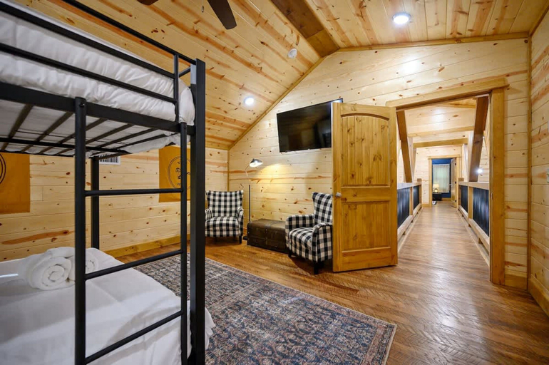 Room 2, Massive Hochatown Lodge w spa Basketball More, McCurtain