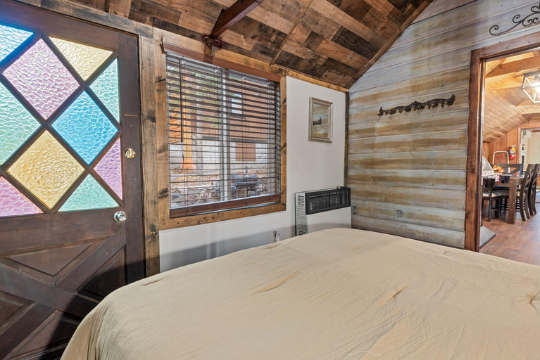 5, Warbler's Roost - Perfect vintage cabin in the woods, San Bernardino