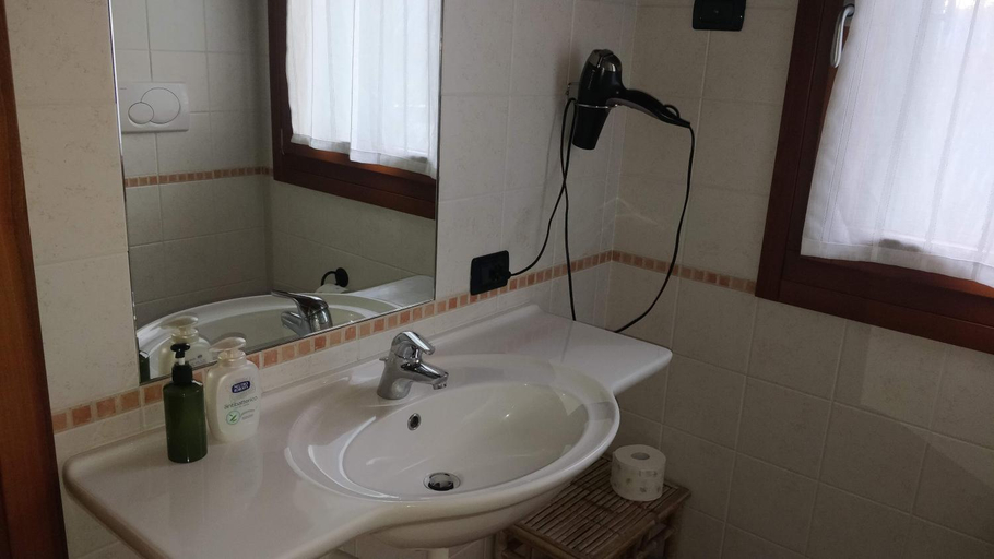 Bathroom 12