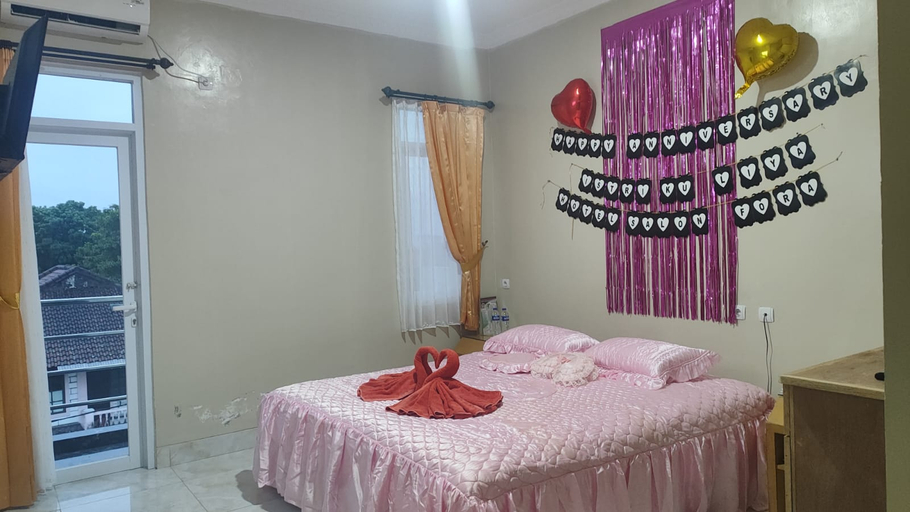 Hotel Salon Fora Cafe Meeting & Karaoke Dago, Bandung