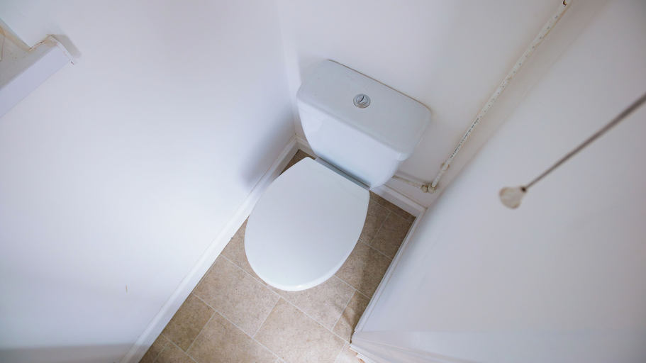 Bathroom 2, House Sleeps 6 - Parking,garden,family&contractors, Walsall