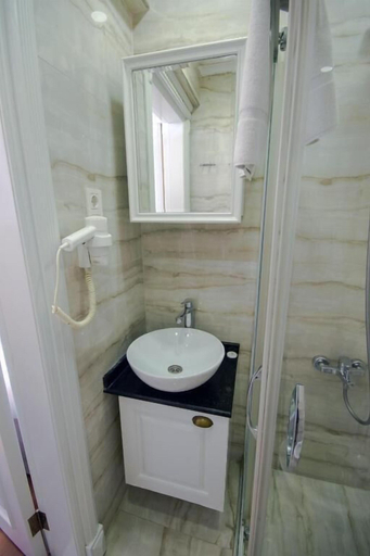 Bathroom 5, IQ Hotel Galatasaray, Beyoğlu