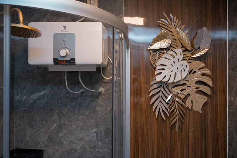 Bathroom 5, Warm Living 3BR at Sky House BSD Apartment By Travelio, Tangerang Selatan