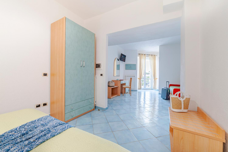 Others 3, Hotel Poggio del Sole, Napoli