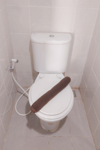 Bathroom 5, Homey and Restful Studio Urbantown Serpong Apartment By Travelio, Tangerang Selatan