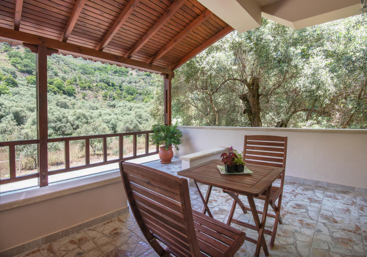 Others 5, Antartisa B&B, Crete