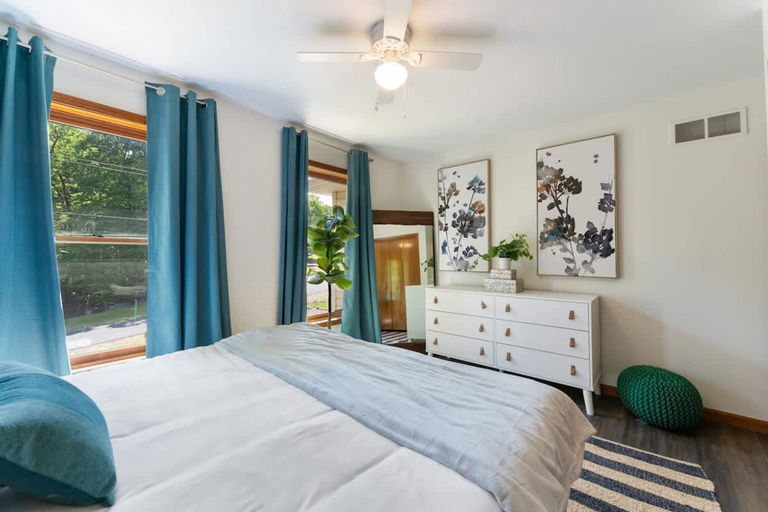 Room 3, Charming Poconos Retreat With hot tub Fireplace, Monroe